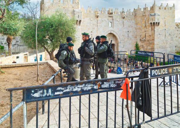 oficiales de policía están en el deber junto a la puerta de damasco nachem de ciudad vieja de jerusalén - muslim terrorist fotografías e imágenes de stock