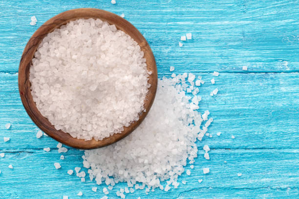tazón de fuente de sal marina por encima - salt ingredient rough food fotografías e imágenes de stock