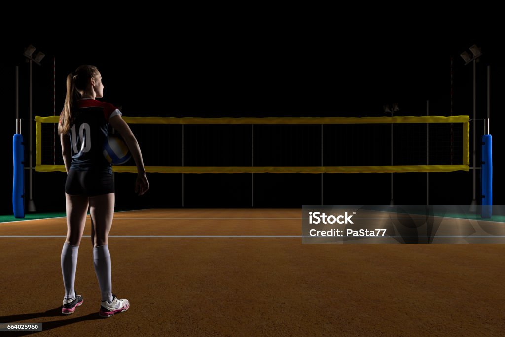 Jugador de voleibol femenino de pie con el balón de volley - Foto de stock de Juego de vóleibol libre de derechos