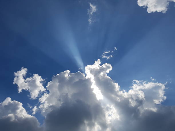 雲の後ろの太陽 - wolk ストックフォトと画像
