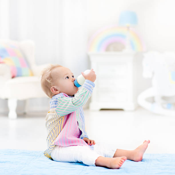 bebé con biberón beber leche o fórmula - 11310 fotografías e imágenes de stock