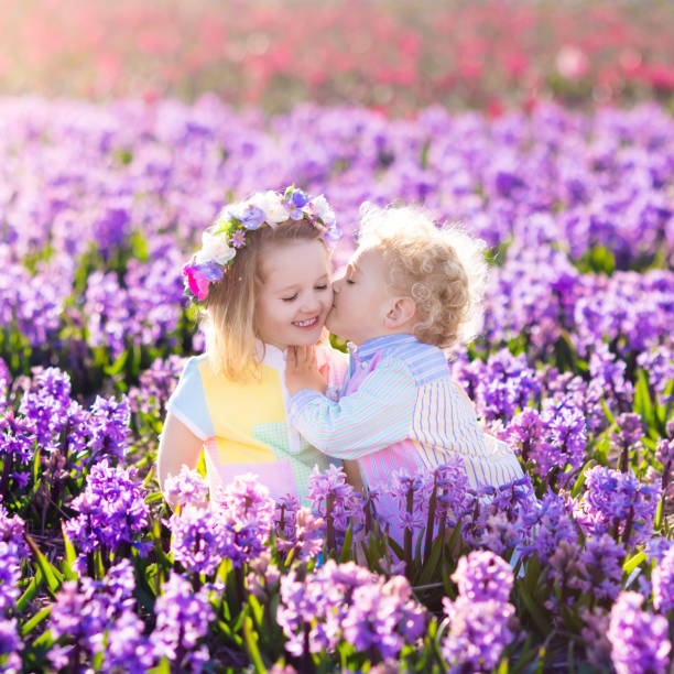 niños jugando en el jardín florecen con flores jacintos - 11305 fotografías e imágenes de stock