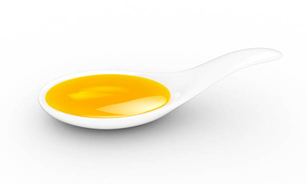 olio d'oliva vergine in un cucchiaio di porcellana - cooking oil olive oil nutritional supplement spoon foto e immagini stock