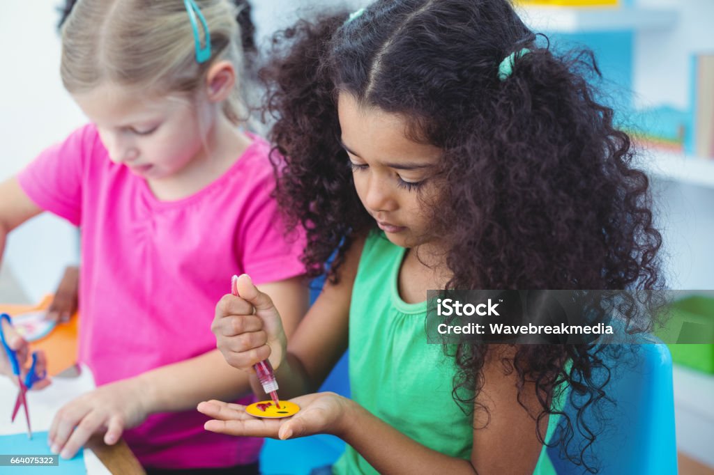 Filles faisant ensemble les arts et l’artisanat - Photo de Enfant libre de droits