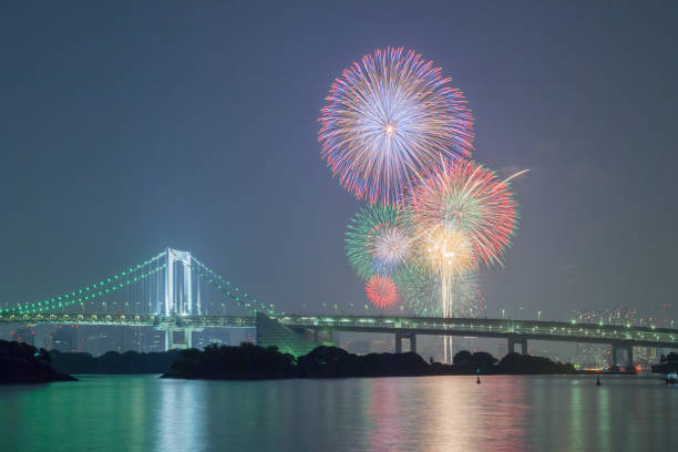 bahía de tokio y tokyo rainbow bridge con hermosos fuegos artificiales - bahía de tokio fotografías e imágenes de stock