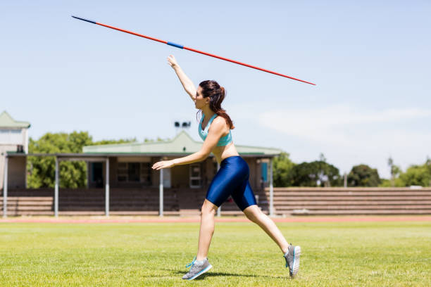 atleta feminina jogando um dardo - javelin - fotografias e filmes do acervo