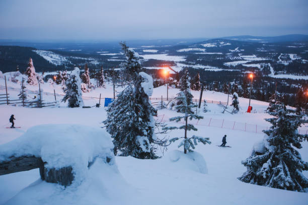 froide montagne vue magnifique de la station de ski, journée d’hiver avec pente, des pistes et des remontées mécaniques, photo de nuit de crépuscule du soir - ski resort austria village winter photos et images de collection