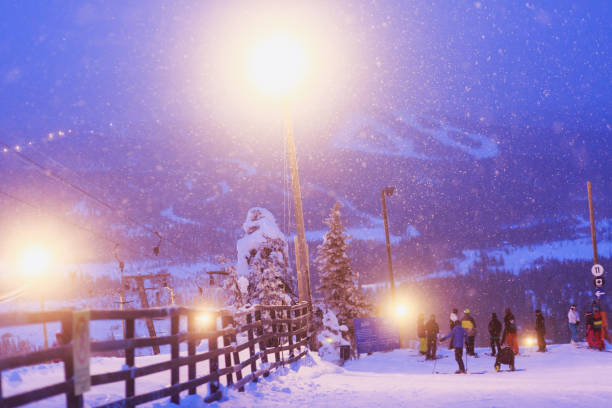 froide montagne vue magnifique de la station de ski, journée d’hiver avec pente, des pistes et des remontées mécaniques, photo de nuit de crépuscule du soir - ski resort austria village winter photos et images de collection