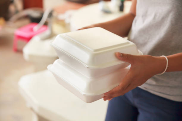 cajas de espuma de sujeción a mano arroz. - polystyrene fotografías e imágenes de stock