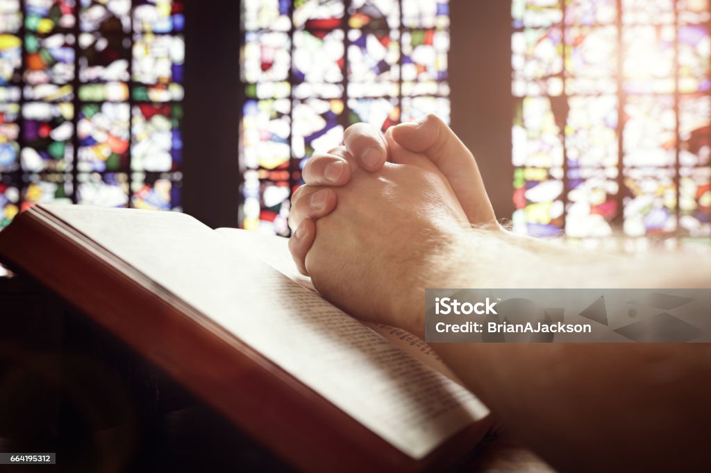 Beten Hände auf eine Bibel Heiligen - Lizenzfrei Kirche Stock-Foto