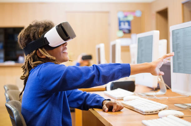 afro étudiant américain, à l’aide de lunettes de réalité virtuelle à l’école - three dimensional recreational pursuit behavior ecstatic photos et images de collection