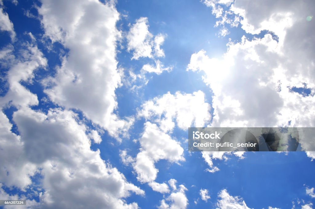 Sonne durch Wolken - Lizenzfrei Untersicht Stock-Foto