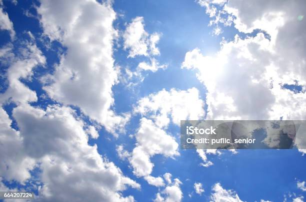 Sonne Durch Wolken Stockfoto und mehr Bilder von Untersicht - Untersicht, Himmel, Blick nach oben
