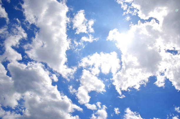 nuvens de luz do sol - directly below - fotografias e filmes do acervo