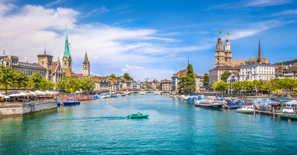 zã1/4rich centro città con fiume limmat in estate, svizzera - grossmunster cathedral foto e immagini stock