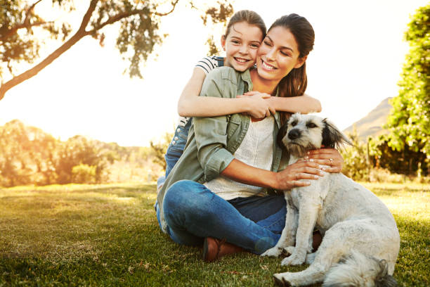 najlepsza zabawa w słońcu dzieje się w parku - park posing family outdoors zdjęcia i obrazy z banku zdjęć