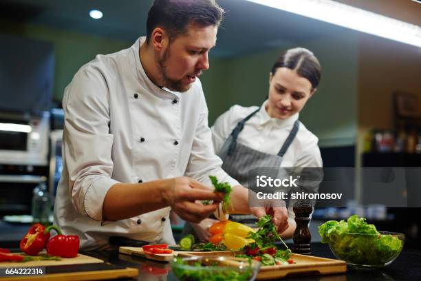 Birlikte Yemek Stok Fotoğraflar & Aşçı‘nin Daha Fazla Resimleri - Aşçı, Pişirmek, Restoran