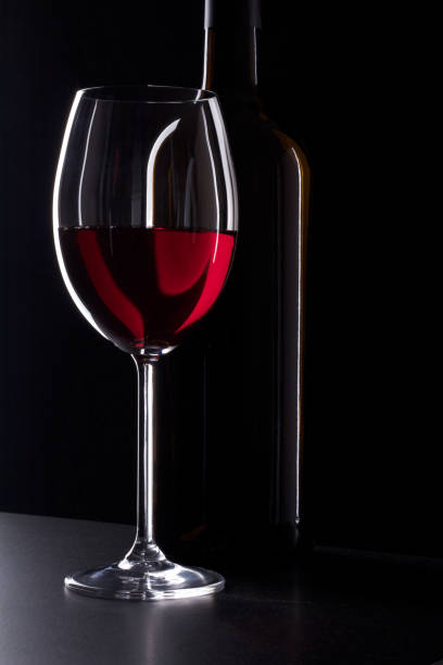 copa de vino tinto en la oscuridad - wine pouring wineglass red fotografías e imágenes de stock