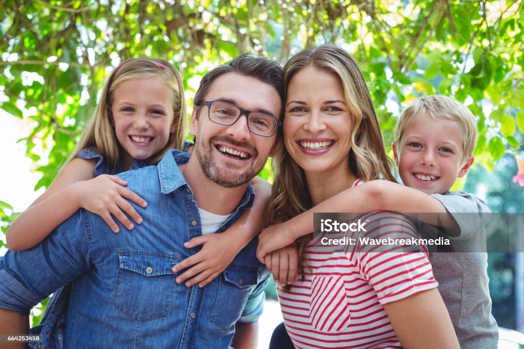 Glückliche Eltern geben Schweinchen zurück zu Kinder - Lizenzfrei Familie Stock-Foto