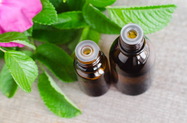 dos pequeñas botellas de aceite de aroma (esencial) de cosmética natural para el cuidado de la piel y aromaterapia. - ayurveda massaging spa treatment massage oil fotografías e imágenes de stock