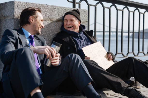 hombres sonrientes mirando el uno al otro - quit scene fotografías e imágenes de stock