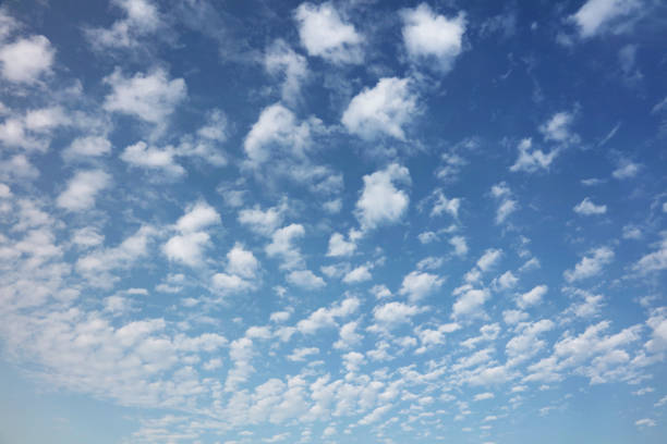 bulut closeup ile mavi gökyüzü - 地球 stok fotoğraflar ve resimler