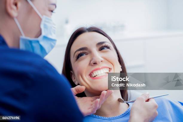 Frau Beim Zahnarzt Stockfoto und mehr Bilder von Zahnarzt - Zahnarzt, Zahnpflege, Zahnarztausrüstung