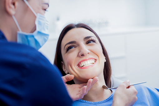 Mujer en dentista photo