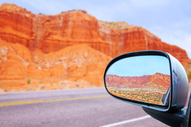 espejo de rearview del coche del capitol reef rocosas - rear view mirror car mirror sun fotografías e imágenes de stock