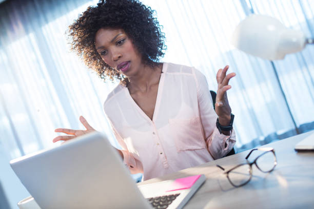 istock Businesswoman who gets angry on the computer 664284270