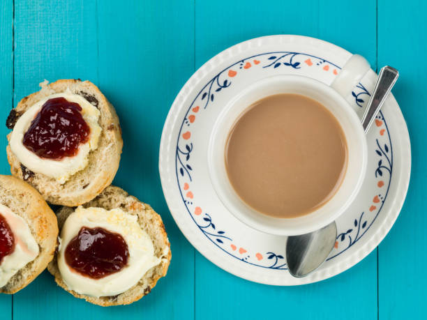 tazza di tè o caffè con crema coagulata di focaccine e marmellata di fragole contro - afternoon tea scone tea cream foto e immagini stock