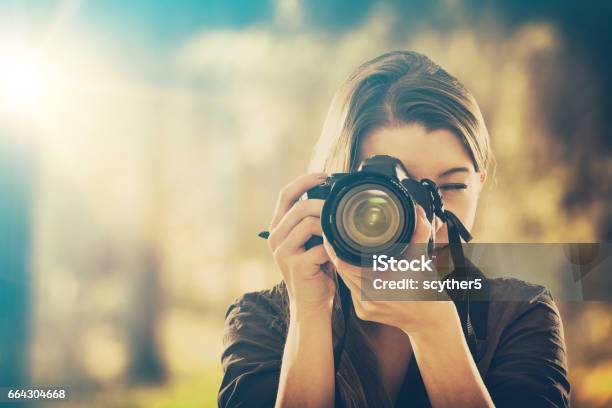 Retrato De Un Fotógrafo Que Cubre Su Rostro Con La Cámara Foto de stock y más banco de imágenes de Fotógrafo