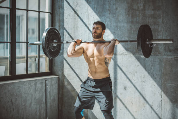 addestramento incrociato - weight training body building men human muscle foto e immagini stock