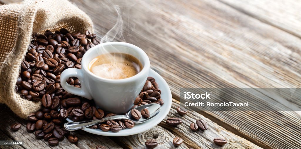 Espresso Tasse Kaffee mit auf Vintage Tisch Bohnen - Lizenzfrei Kaffee - Getränk Stock-Foto