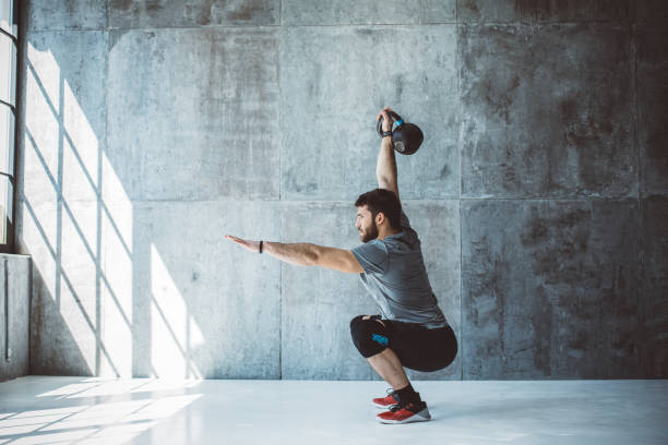 cross entraînement - human muscle muscular build dumbbell sports training photos et images de collection