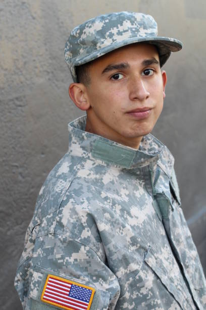 soldato con un ritratto di espressione seria - men male military beautiful foto e immagini stock