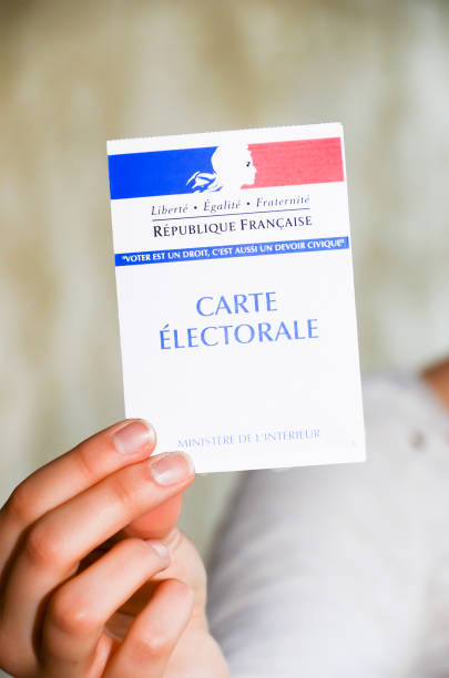 mujer sosteniendo una tarjeta electoral francesa - foto de stock