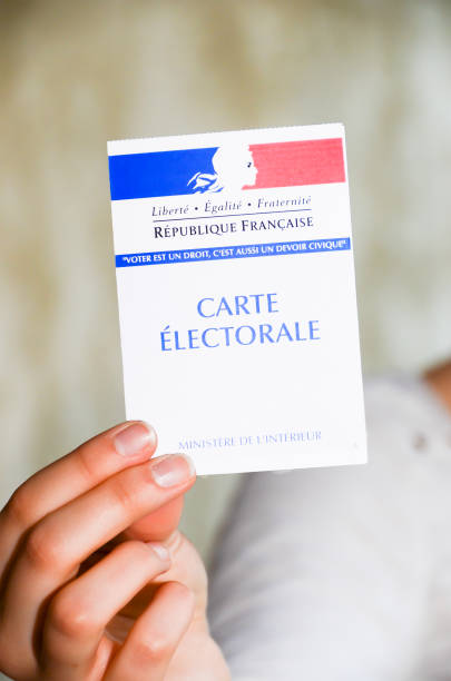 여 자가 프랑스 선거 카드를 들고 스톡 사진
