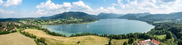 tegernsee bayern panorama drone - lake tegernsee foto e immagini stock