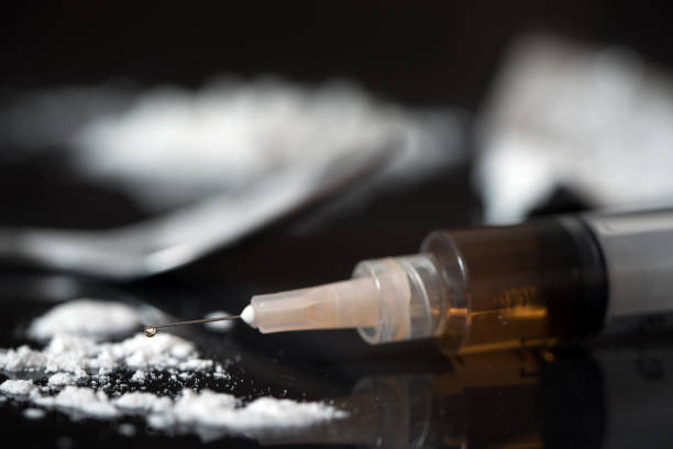 toxicodependência ou o conceito de abuso de drogas - narcotic drug abuse cocaine heroin - fotografias e filmes do acervo