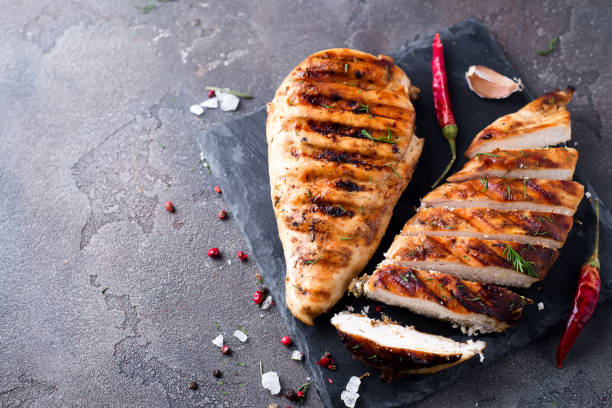 geschnittene hühnerbrust - chicken breast stock-fotos und bilder