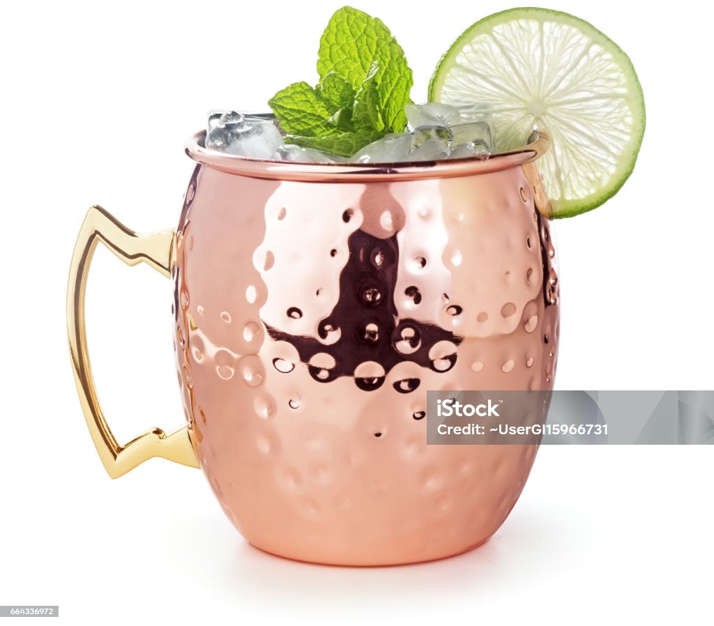 Moscow Mule cocktail in einem kupfernen Becher isoliert auf weiss - Lizenzfrei Moscow Mule - Cocktail Stock-Foto