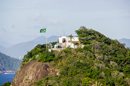 The Leme stone is located at the end of the Copacabana beach in the sub district called Leme, some of the quietest neighborhoods to enjoy a good music or visit the summit that is located inside the army barracks.