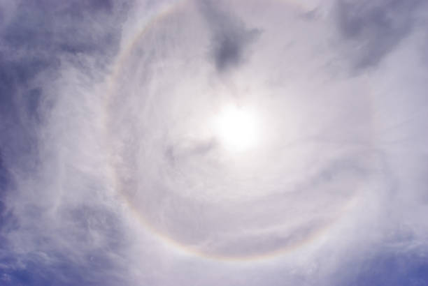 fenômeno de halo do sol - cirrostratus - fotografias e filmes do acervo