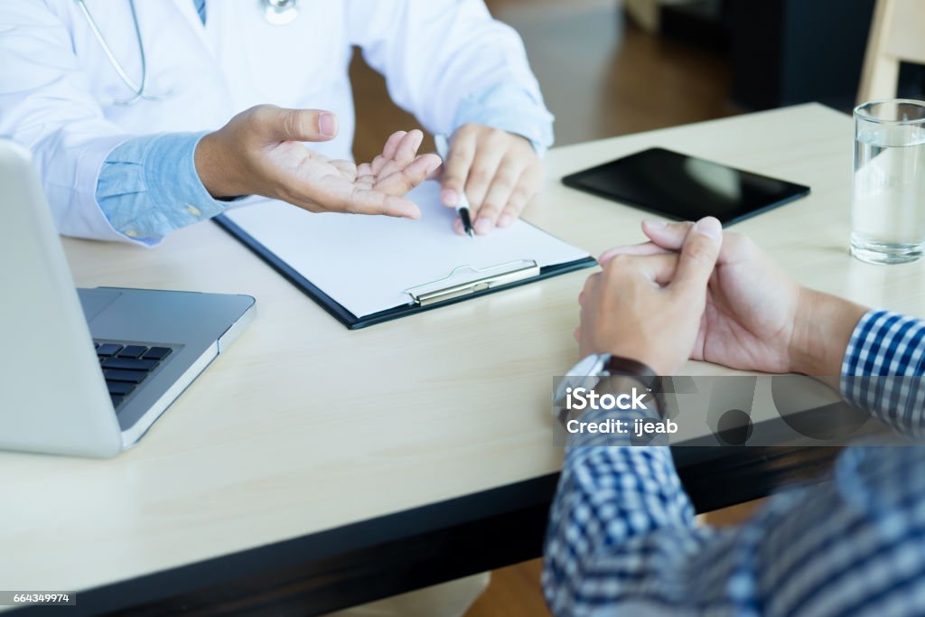 Arzt und Patient sind etwas, nur Hände am Tisch diskutieren. - Lizenzfrei Rechnung Stock-Foto