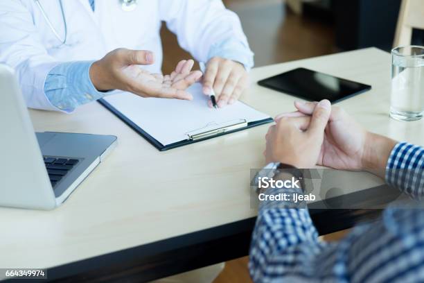Arzt Und Patient Sind Etwas Nur Hände Am Tisch Diskutieren Stockfoto und mehr Bilder von Rechnung