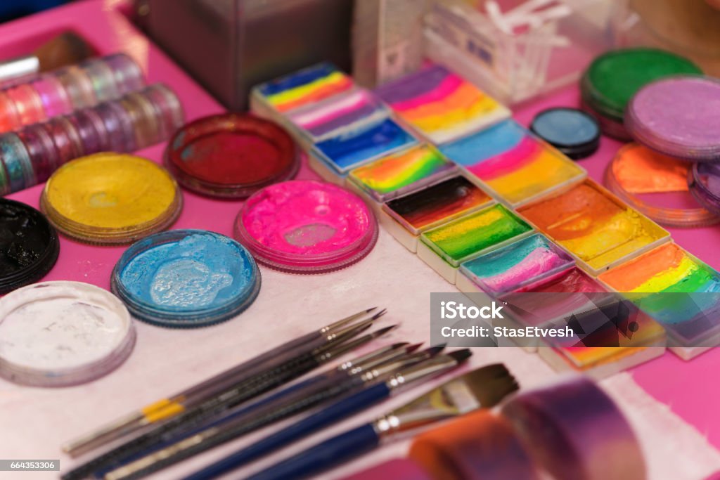 Pinturas Y Pinceles Para El Maquillaje De Los Niños Para Niños Foto de  stock y más banco de imágenes de Acontecimiento - iStock