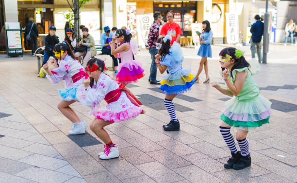 日本の女の子のグループのパフォーマンス - 秋葉原 ストックフォトと画像