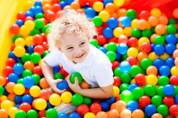 child playing in ball pit on indoor playground - 11262 imagens e fotografias de stock