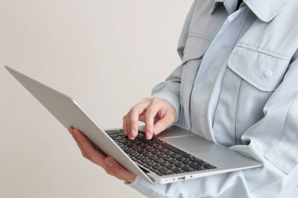 Woman working on a construction site Woman working on a construction site 書く stock pictures, royalty-free photos & images